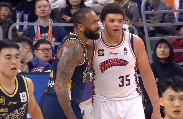 福建古体育场上演激烈对决，胜负难分