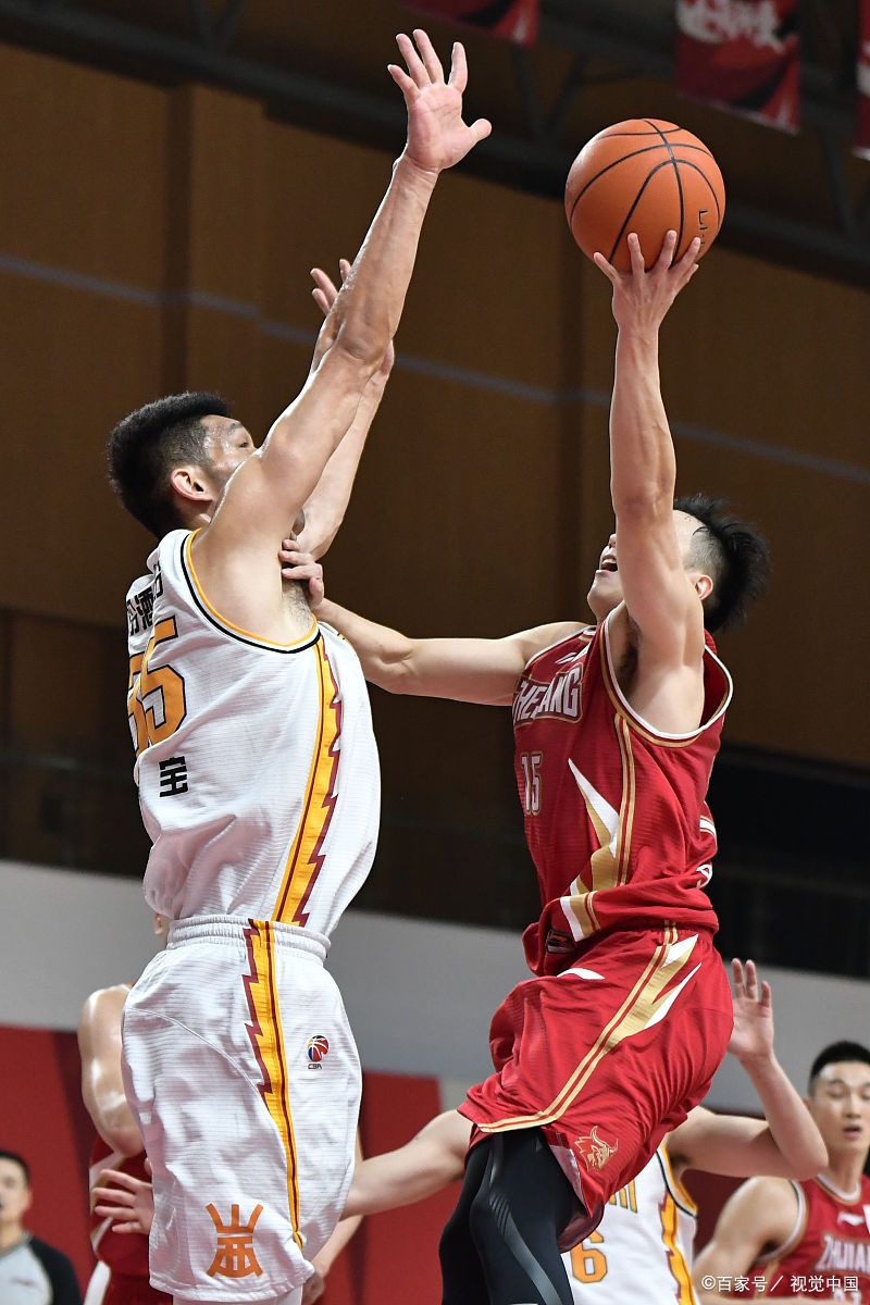 热门球队在篮球比赛中表现异军突起